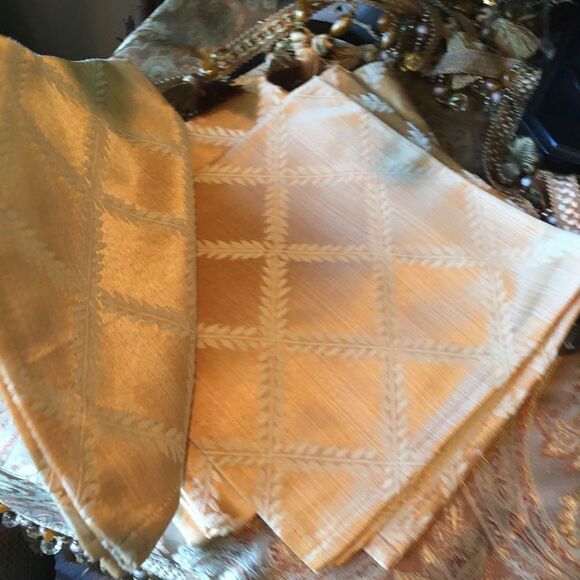 DIAMOND GOLD Dinner Napkins! - Picture 7 of 12